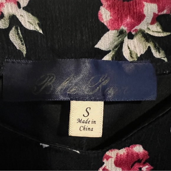 Boutique Dress with Arm Cuff Sleeves - Small - Picture 4 of 4